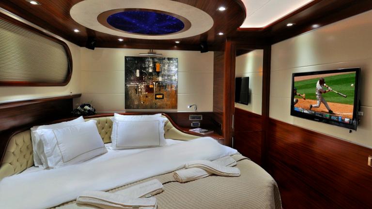 Exklusives Schlafzimmer der Guleta Dolce Mare mit rundem Bett